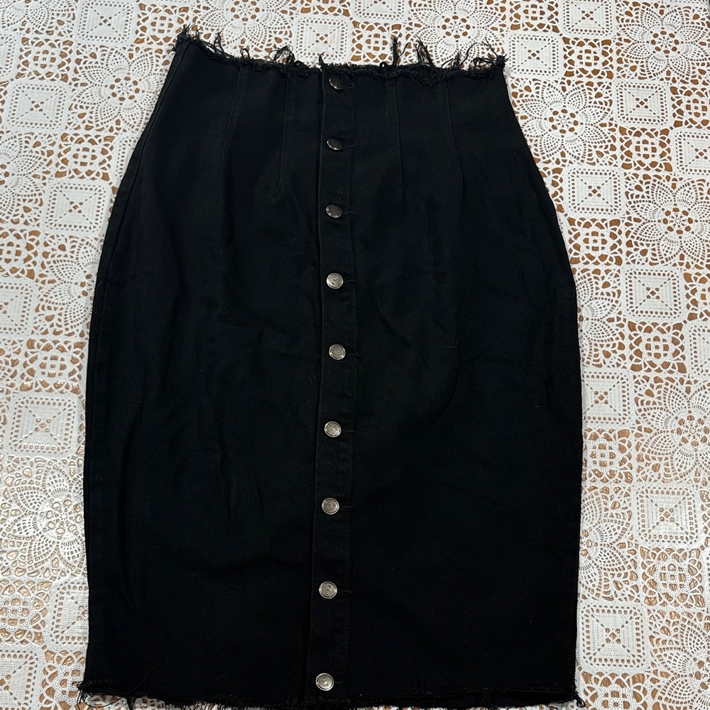 PrettyLittleThing Black Frayed Button-Front Skirt